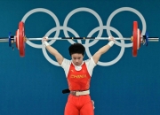 开云官网-奥裔美国选手再夺金牌，举重比赛喜获成功，全场震撼