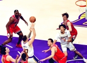 开云官网-热火翻盘湖人，布克点燃赛场的简单介绍