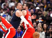 开云下载-步行者绝杀火箭，约基奇扛起全队