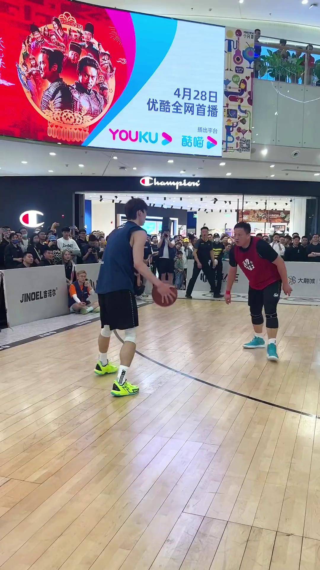 队员控球入场,精湛技术完美展露,风采熠熠 队员控球入场,精湛技术完美展露,风采熠熠