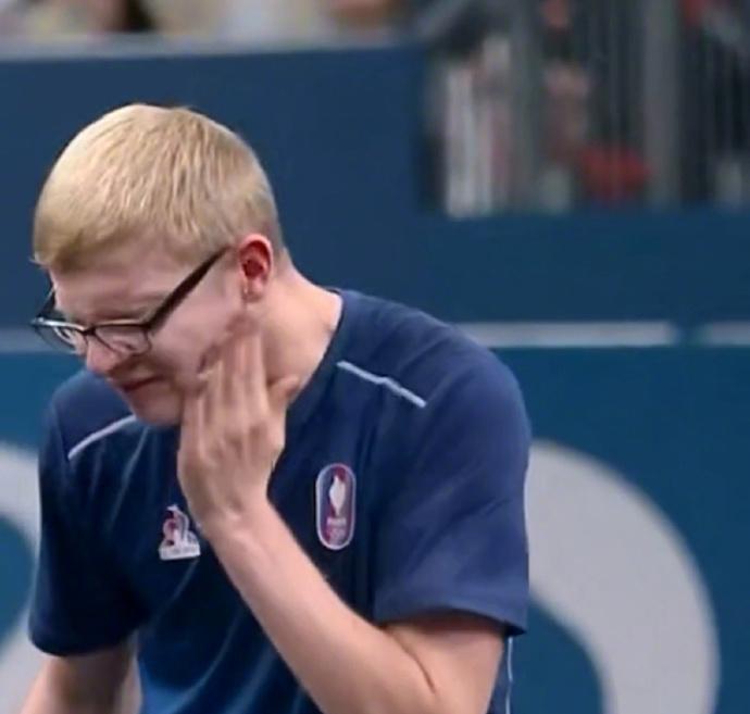 球员个人表现抢眼,成为赛场亮点 球员个人表现抢眼,成为赛场亮点