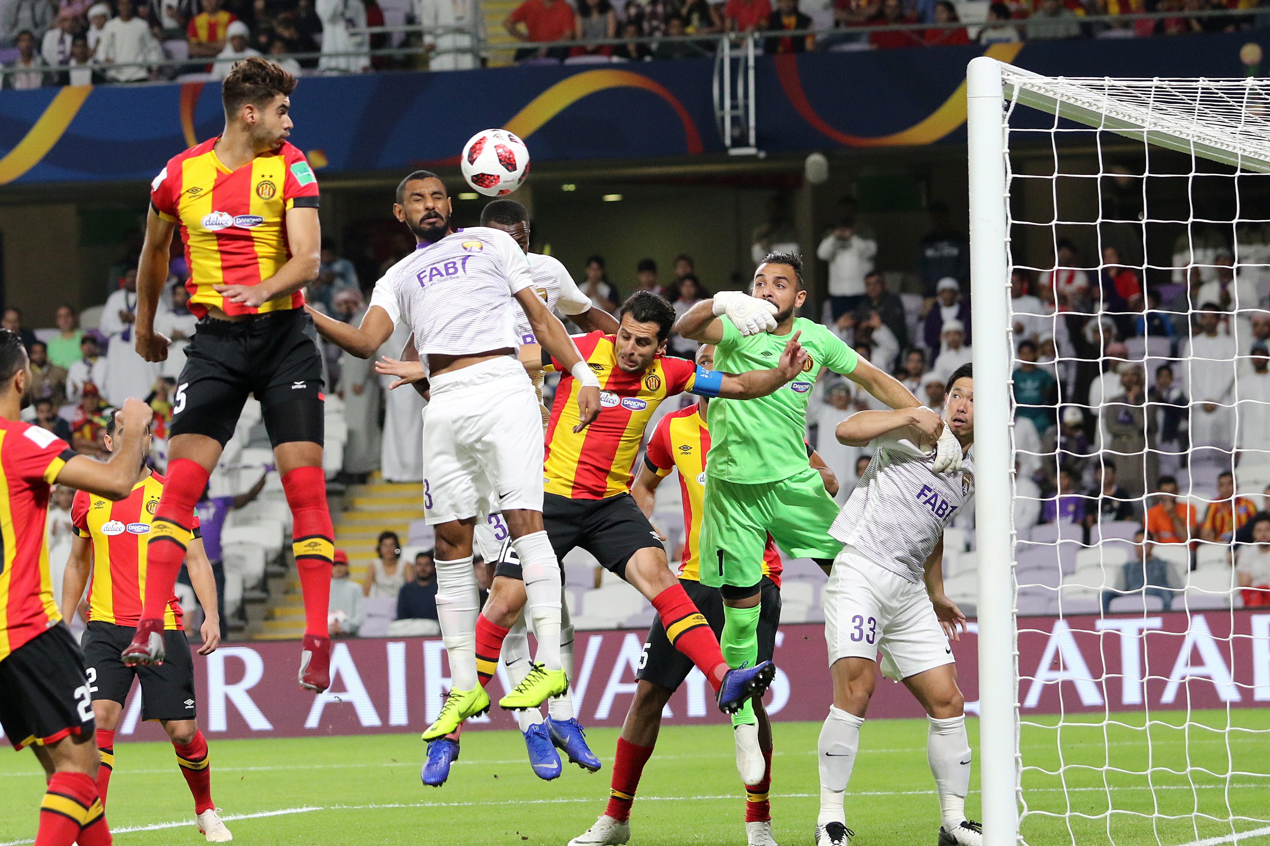 壮观对决：足球比赛上演绝地反击的简单介绍