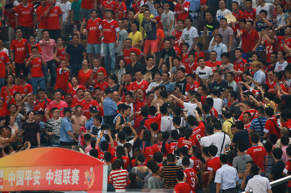 包含比赛激烈紧张，球迷疯狂加油呐喊助威的词条