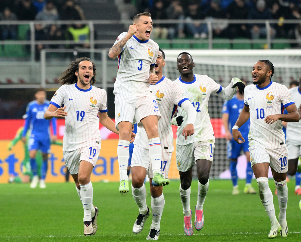 法国队大胜英格兰，锁定小组第一的希望