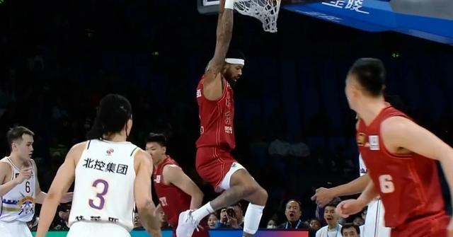 精彩连连！职业篮球赛场上球员的高难度进攻的简单介绍