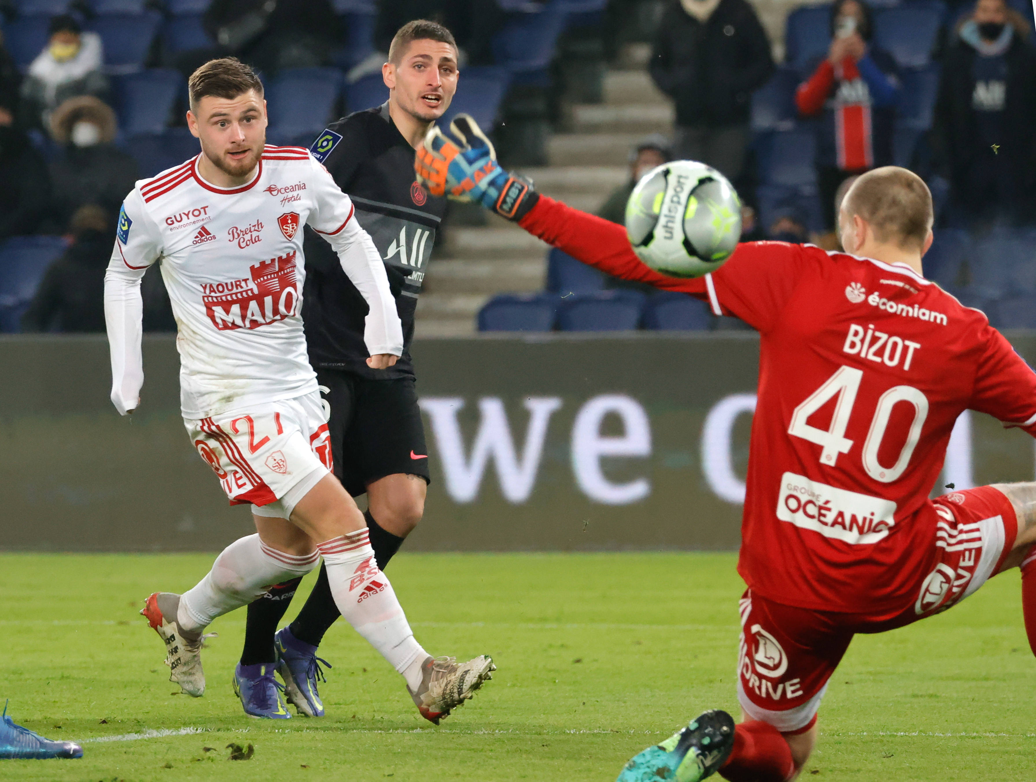 巴黎圣日耳曼前锋奋力冲刺欧洲杯预选赛的简单介绍