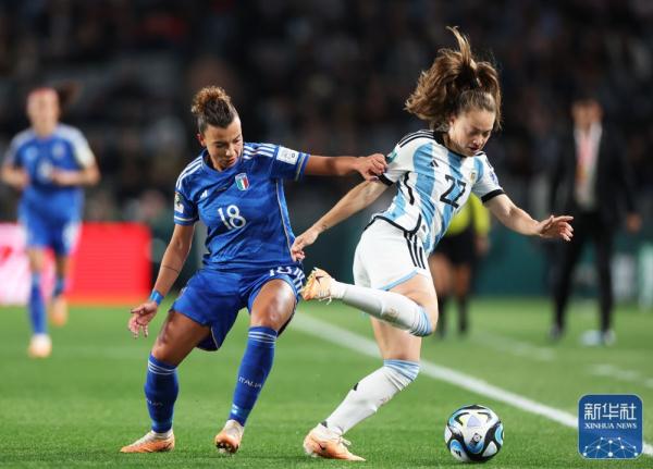 阿根廷女足展现团结，技不压身取得胜利的简单介绍