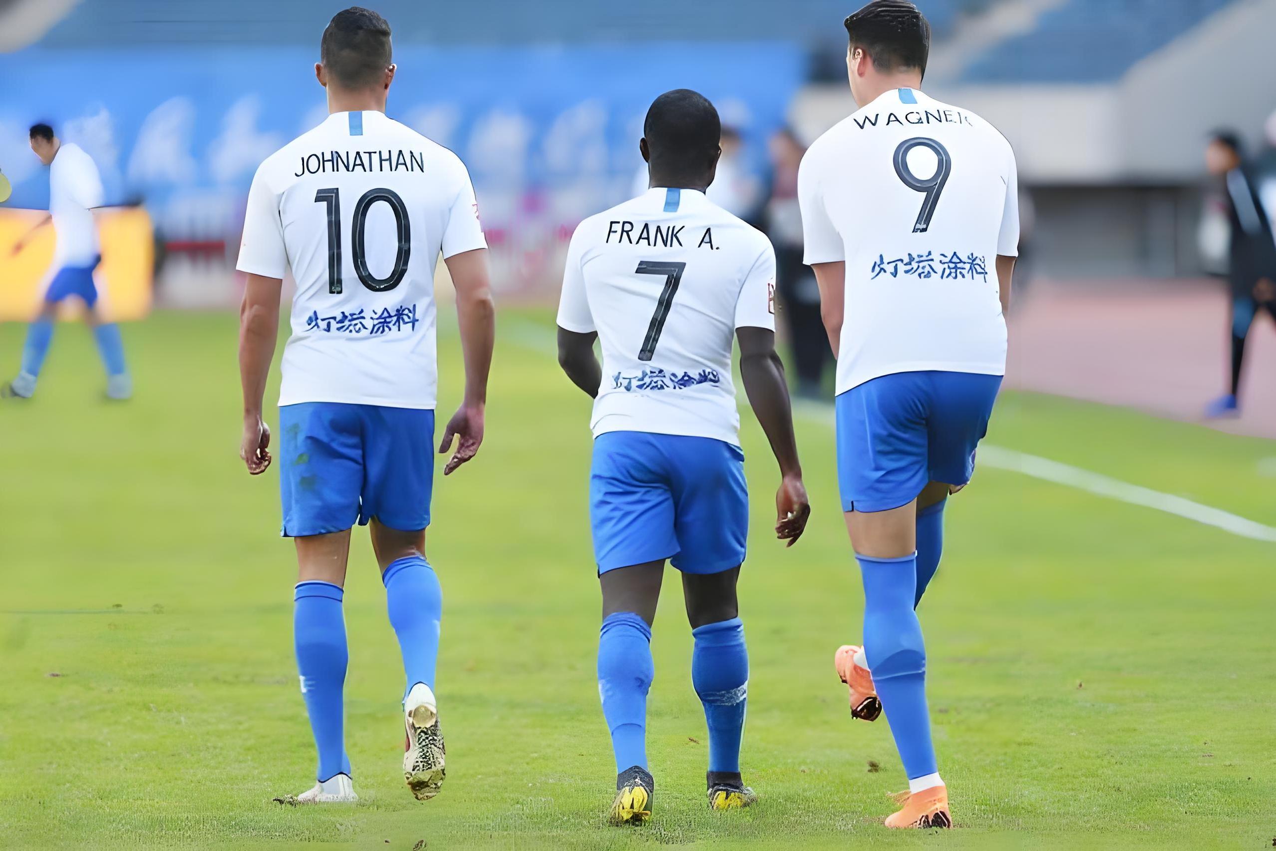 球员们在比赛中突破自我极限，奋力拼搏