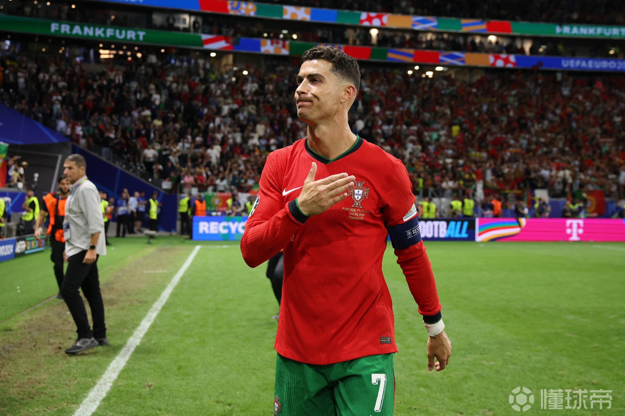 C罗攻破对手球门，帮助球队获胜