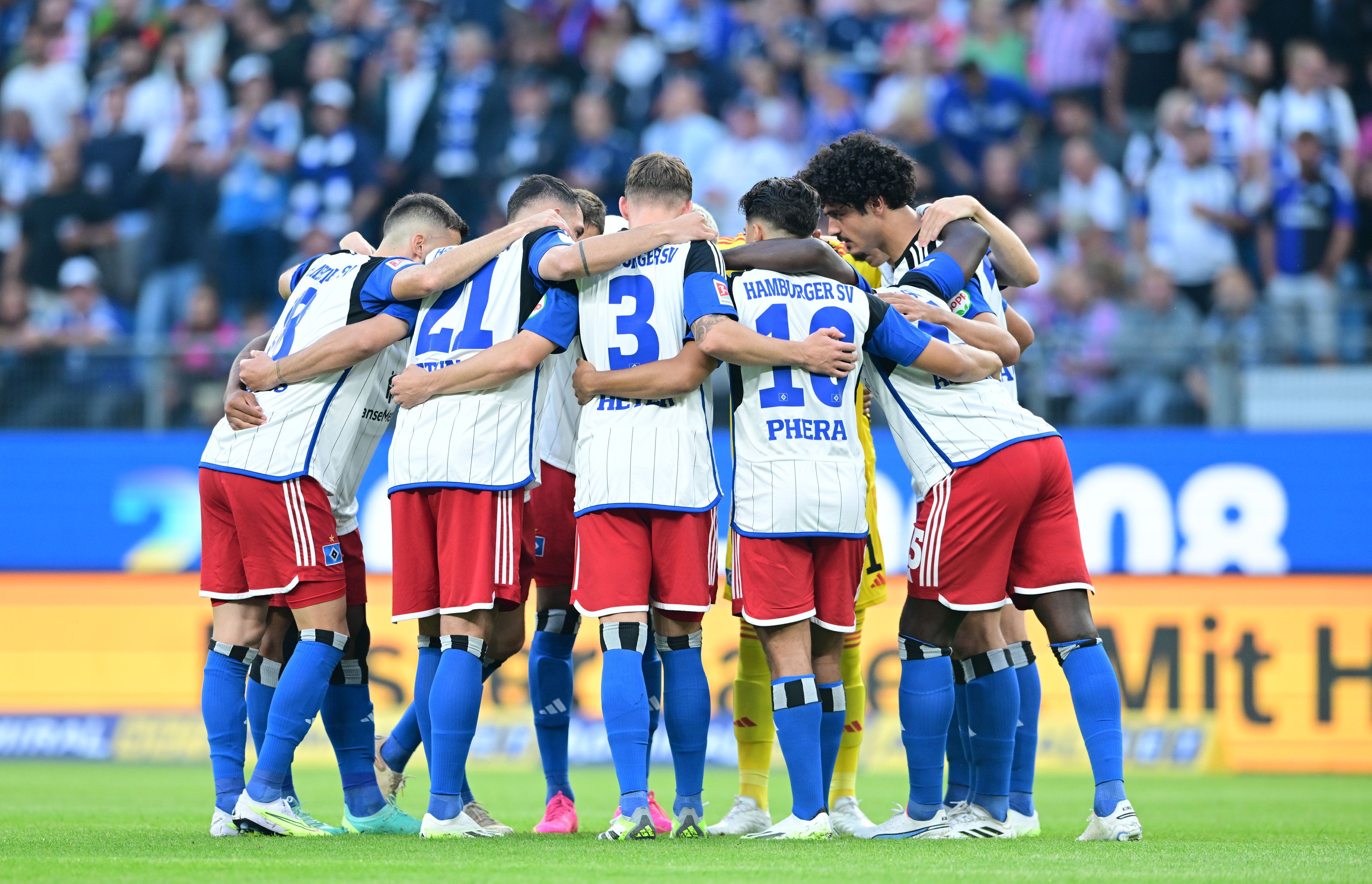 汉堡队在客场挑战汉诺威,争夺积分 汉堡队在客场挑战汉诺威,争夺积分