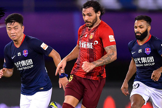 包含卡尔德克梅开二度，上港客场战胜华夏取得胜利的词条