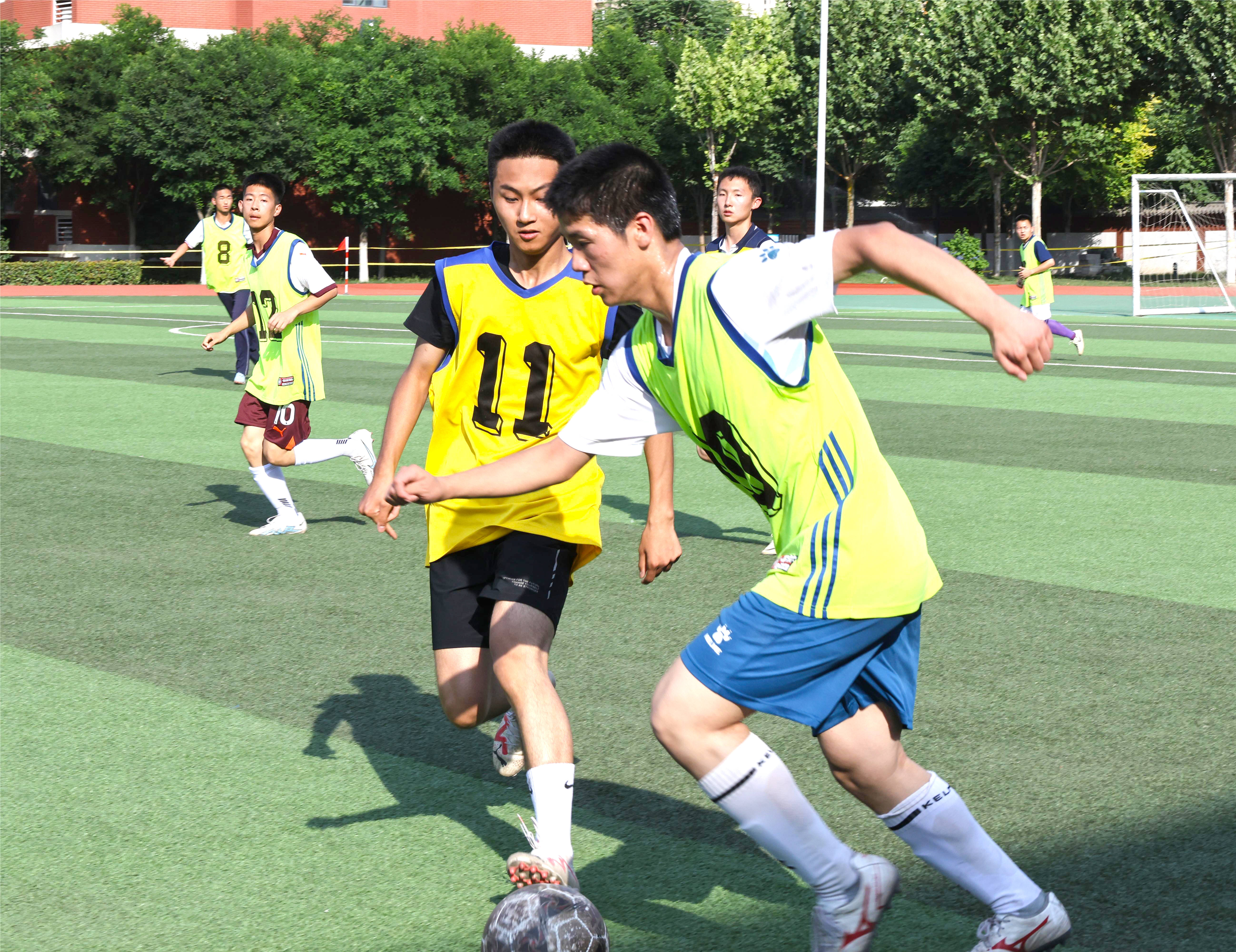 足球赛事精彩纷呈，球员展现出色表现