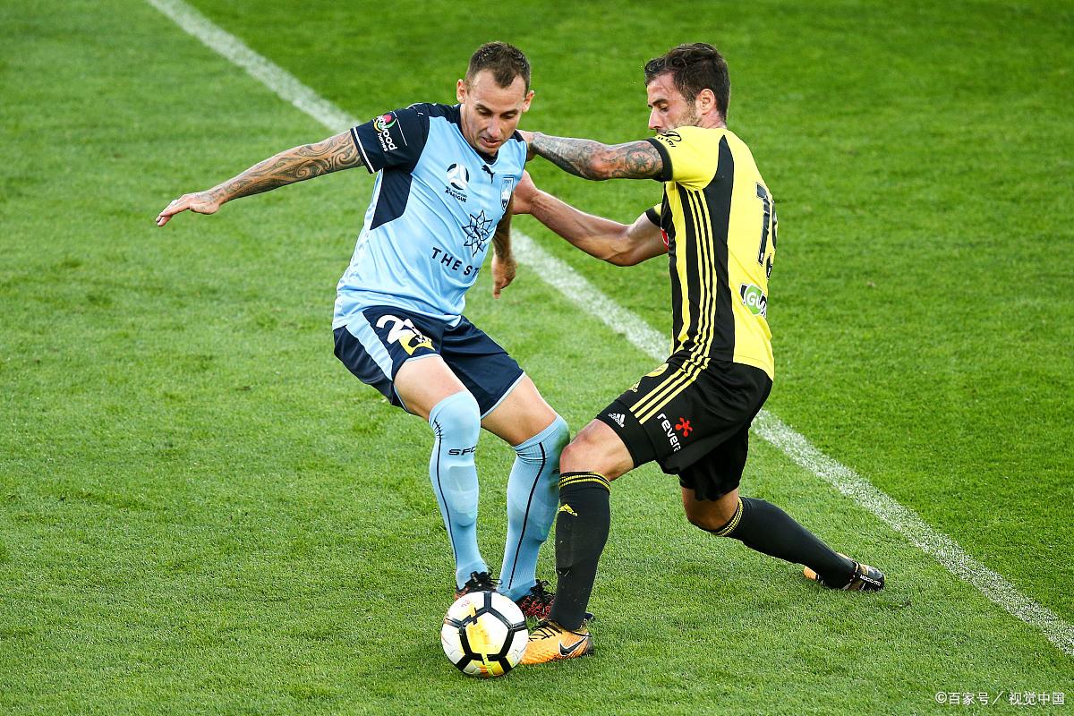 两支球队进行关键比赛角逐，劲敌对决