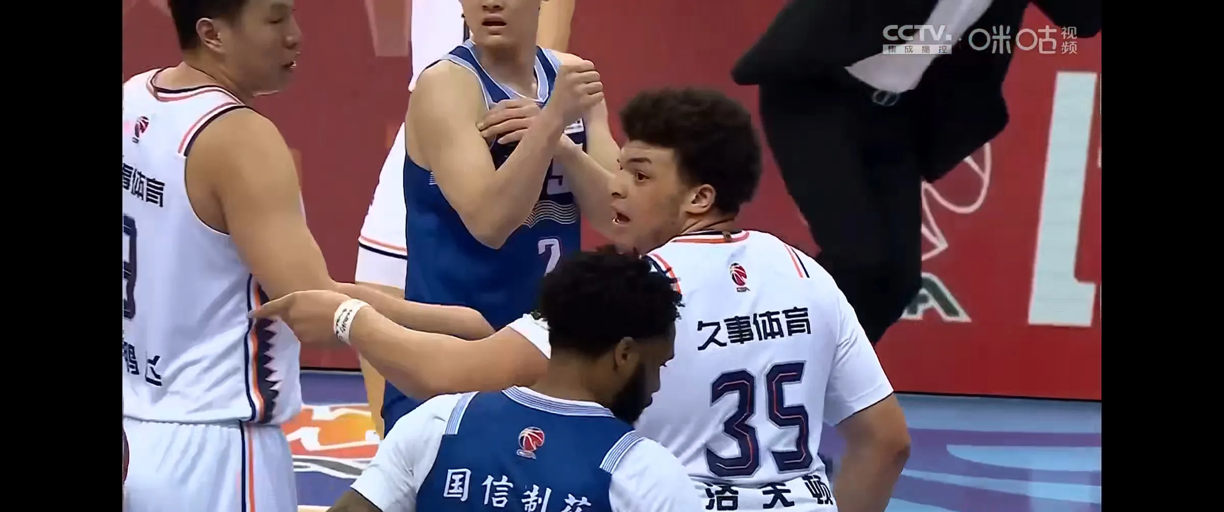 包含欧预赛比赛裁判慢镜头重播,争议判罚火热讨论的词条 包含欧预赛比赛裁判慢镜头重播,争议判罚火热讨论的词条