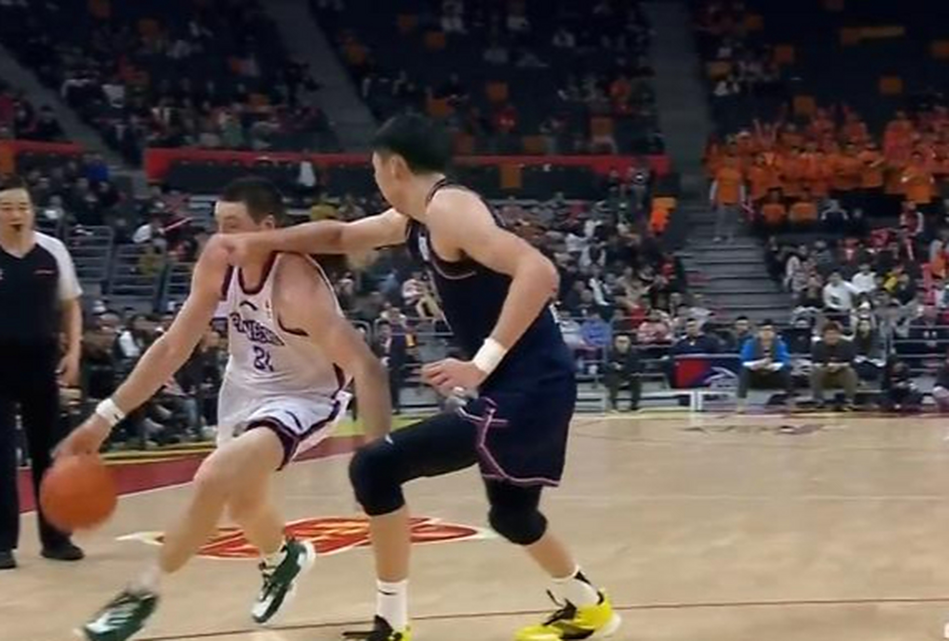 包含篮球裁判新规则出炉，球员对此反应强烈的词条