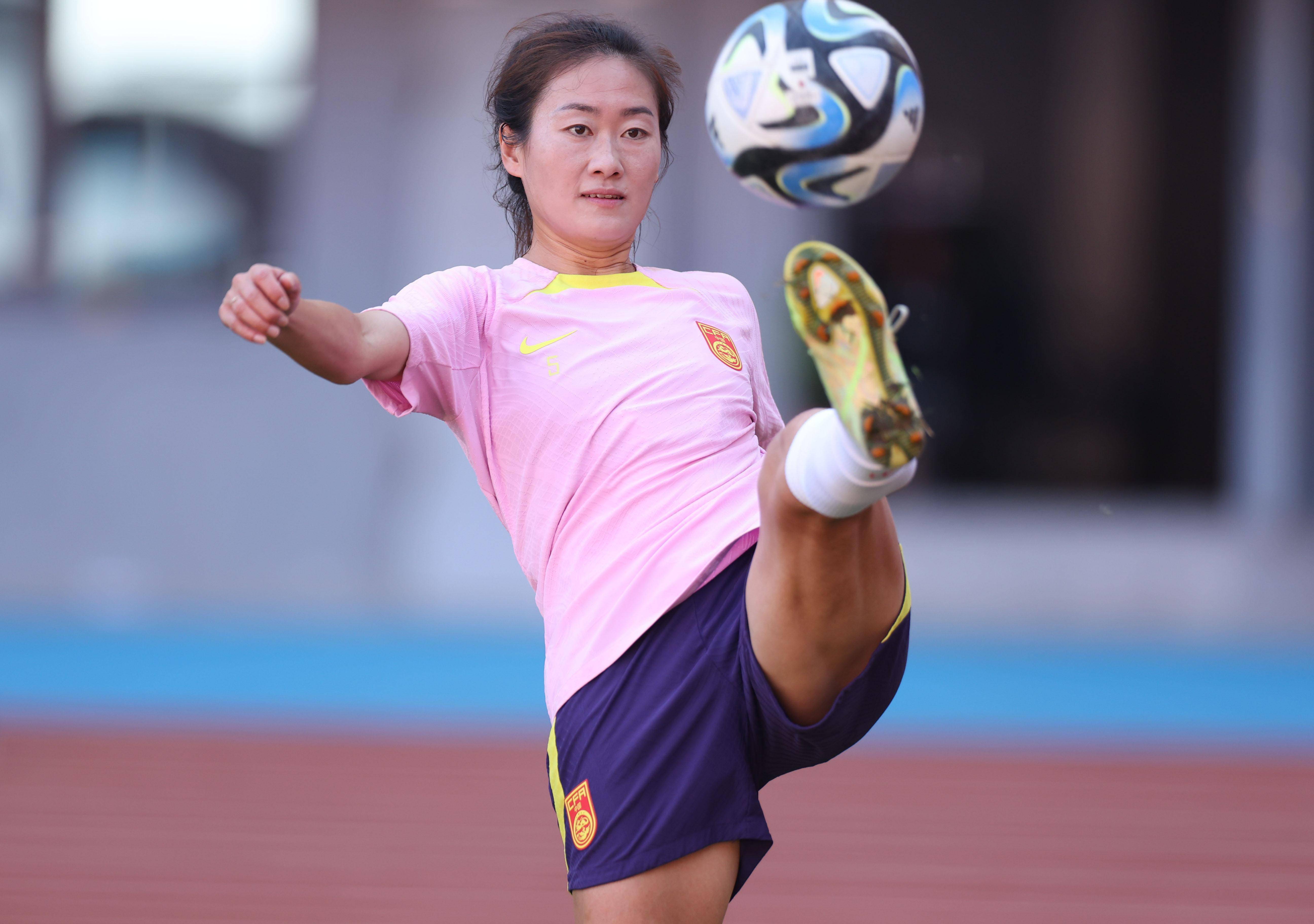 女足球员们在比赛中全力以赴，争取每一场胜利