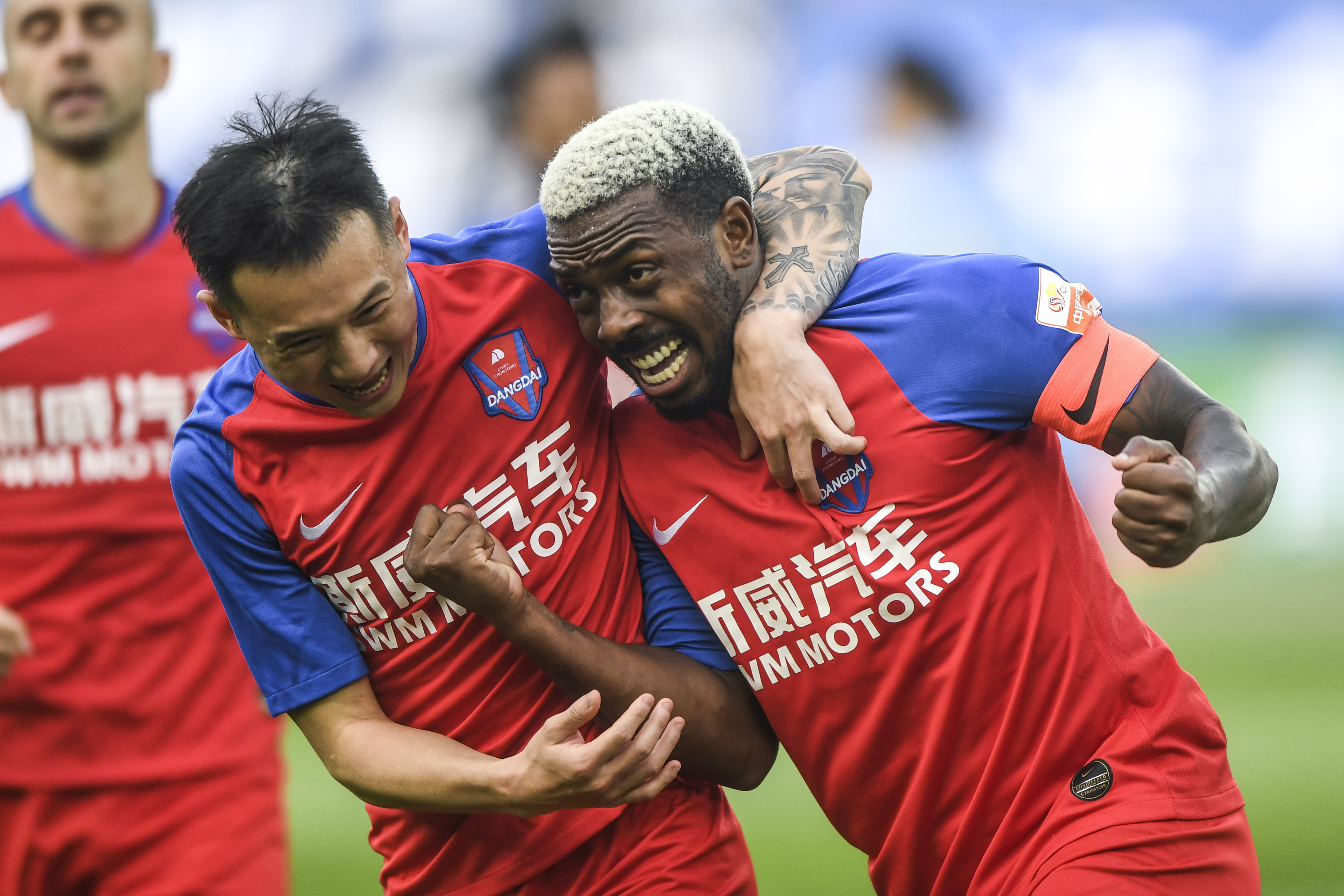 包含河南建业客场逼平重庆斯威，保持不败纪录，稳步上升的词条