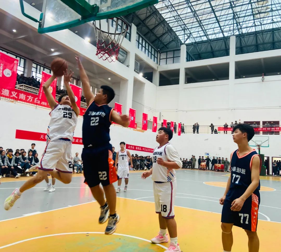 上海篮球联赛举行,各队实力对决,掌声雷动 上海篮球联赛举行,各队实力对决,掌声雷动