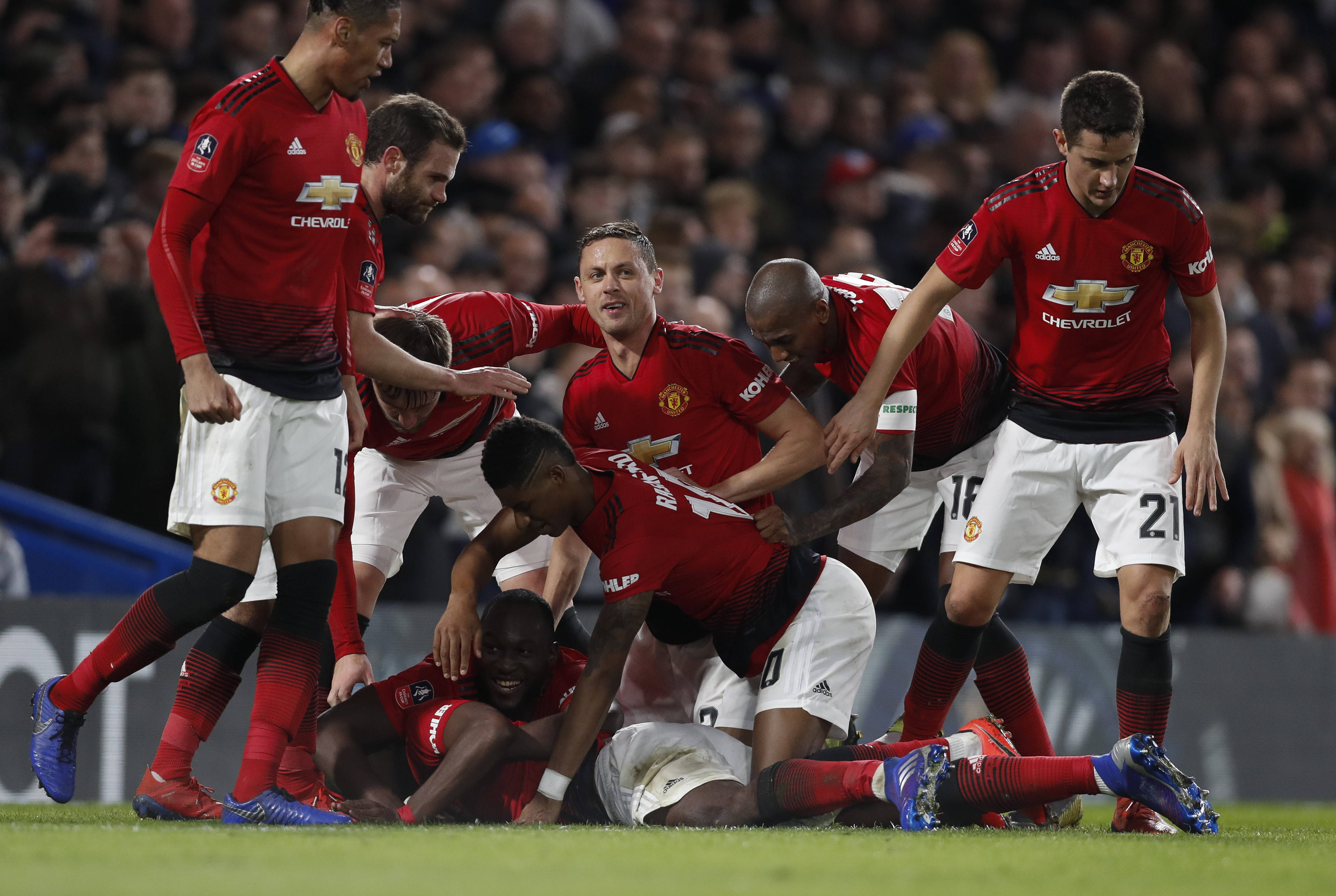 英超联赛：曼联迎战切尔西关键战，战绩斐然