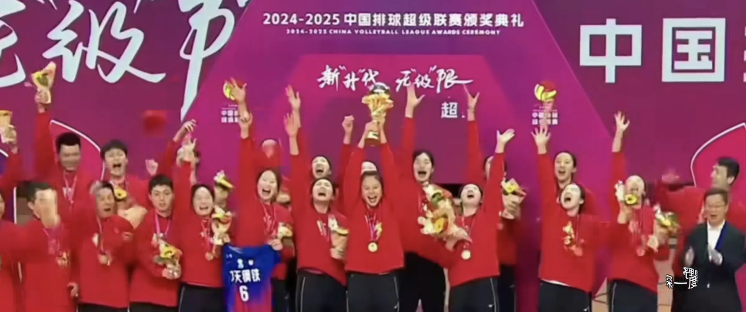 包含足球热潮涌动,球员们竭尽所能拼搏战斗,士气大振的词条 包含足球热潮涌动,球员们竭尽所能拼搏战斗,士气大振的词条