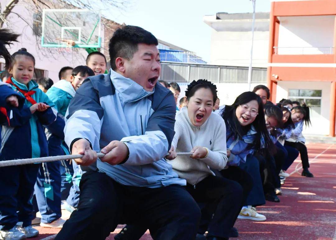 扣人心弦的比赛，团队团结一致风采更盛！，气势如虹