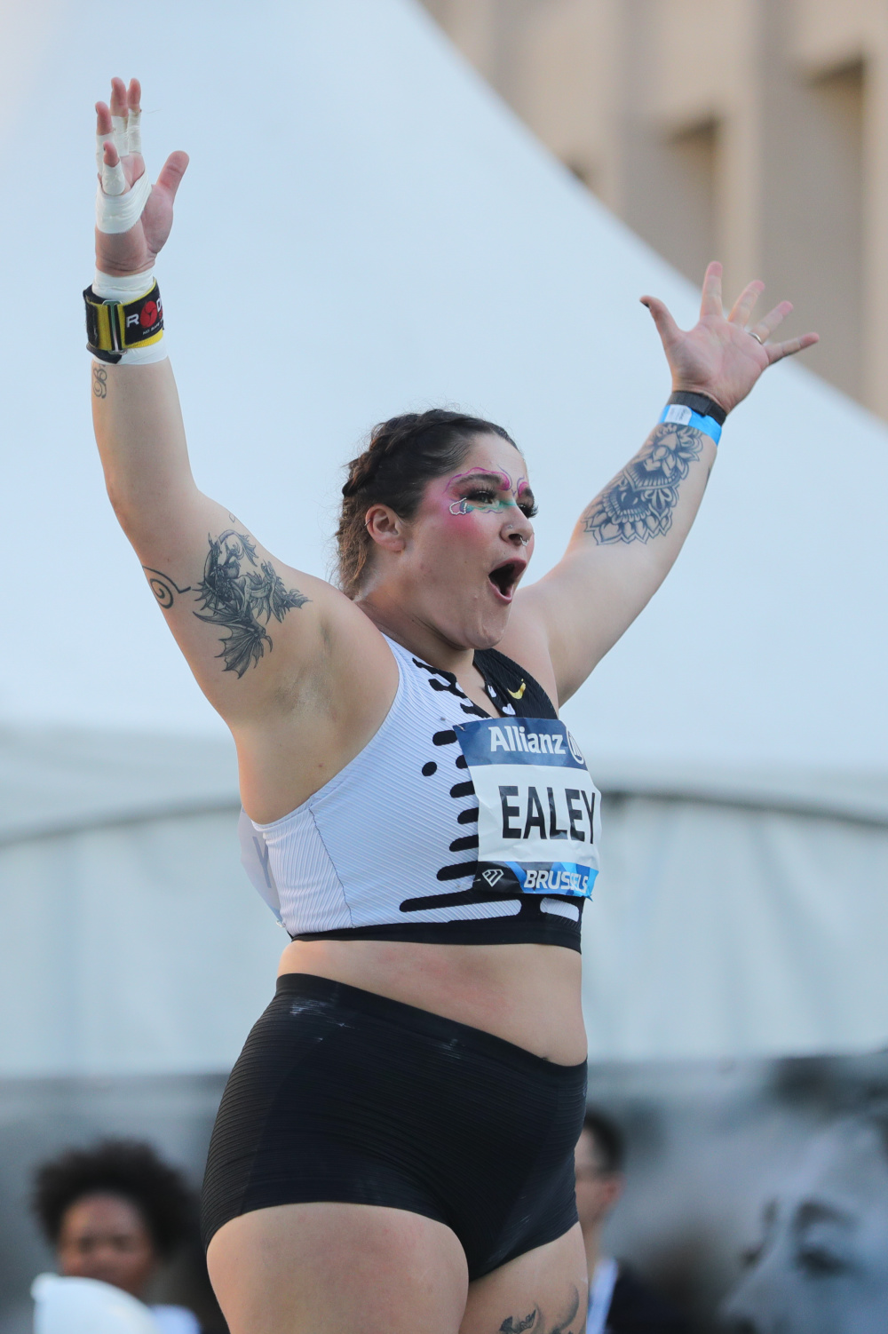 铅球比赛:美国选手力排众议,振奋人心 铅球比赛:美国选手力排众议,振奋人心