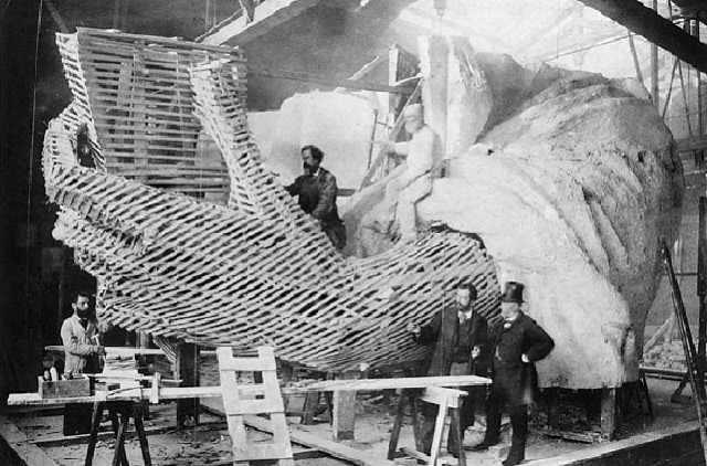 包含纽约自由女神像的游客服务有哪些改进，掌声雷动的词条