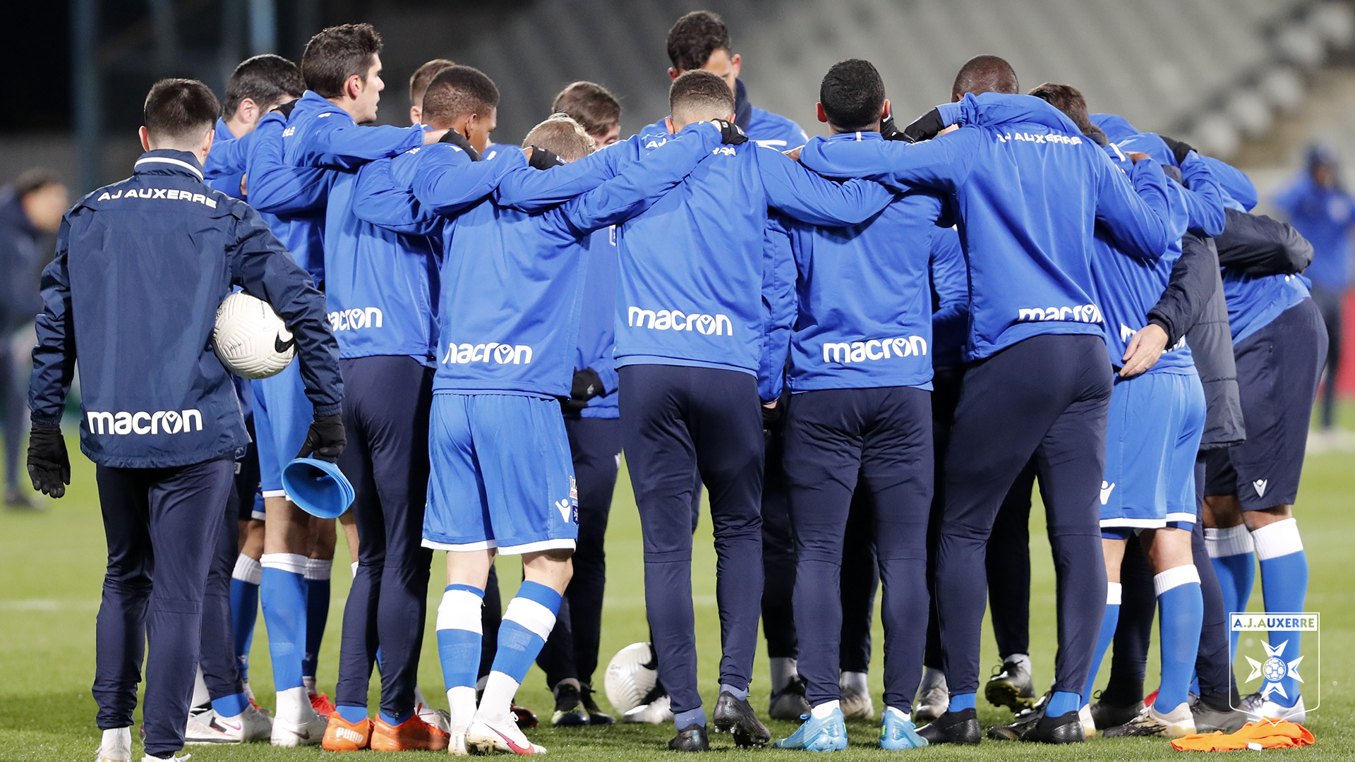 阿雅克肖主场击败朗斯,保持领跑位置,振奋人心 阿雅克肖主场击败朗斯,保持领跑位置,振奋人心