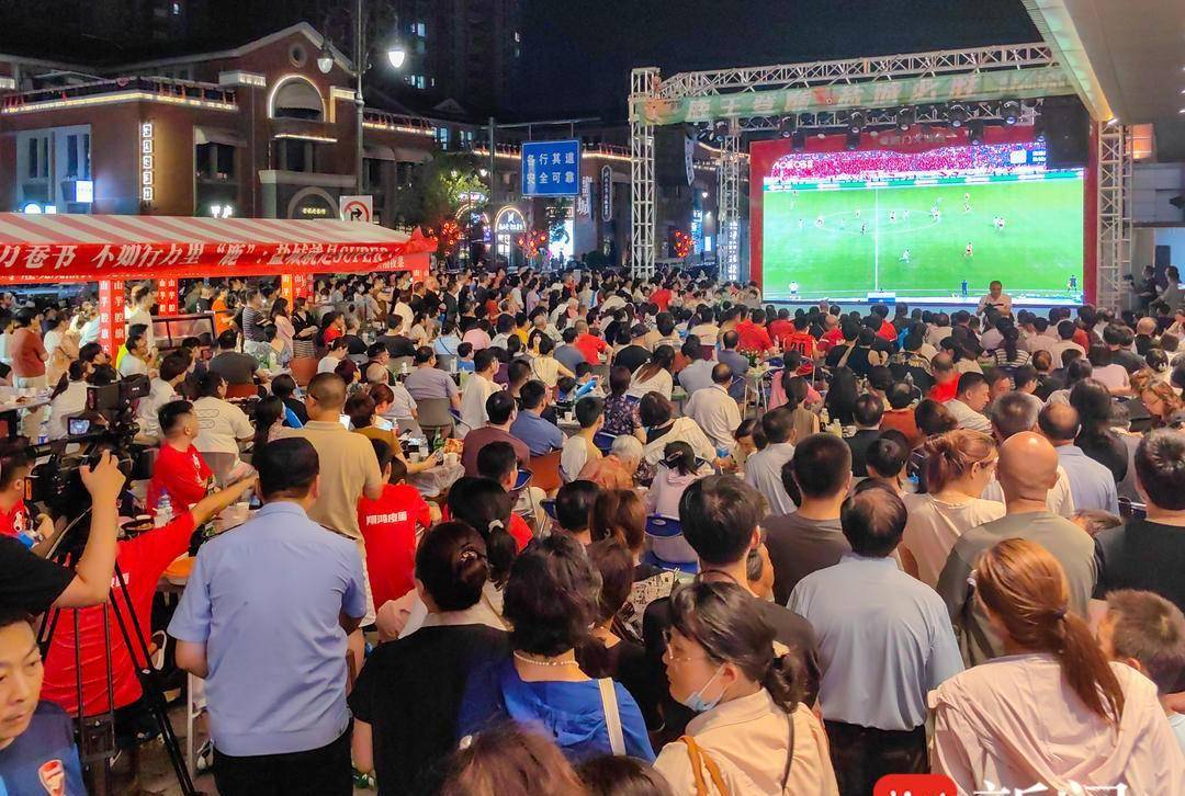 比赛现场气氛火爆，球迷激情高涨，士气大振