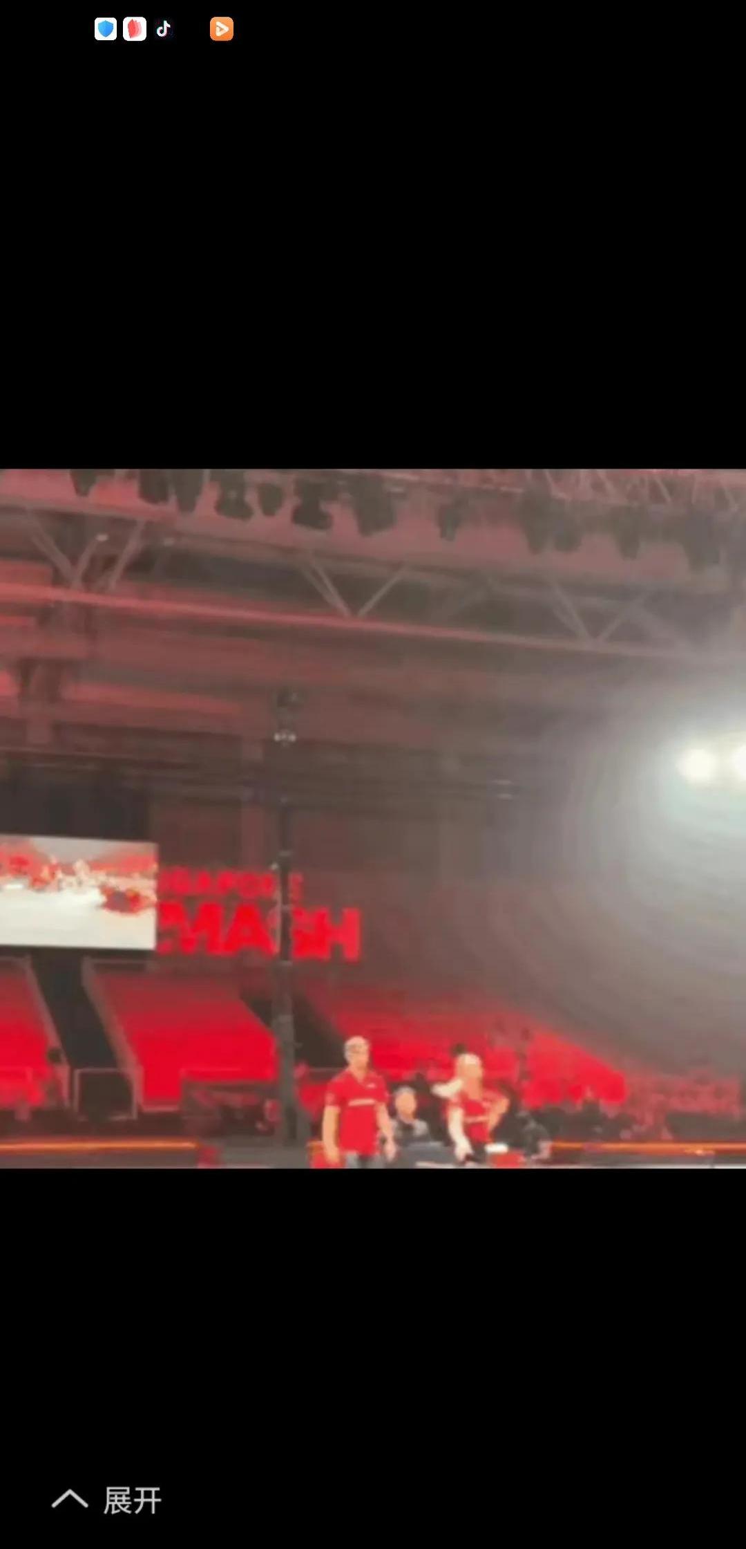 比赛现场气氛火爆，球迷激情高涨，士气大振