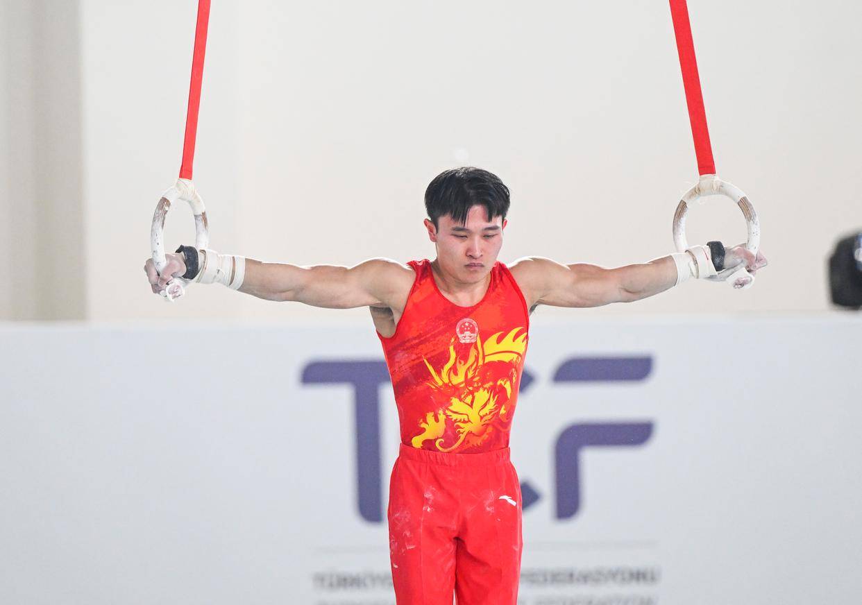 世界体操赛事：俄罗斯选手高空翻飞，夺魁，掌声雷动