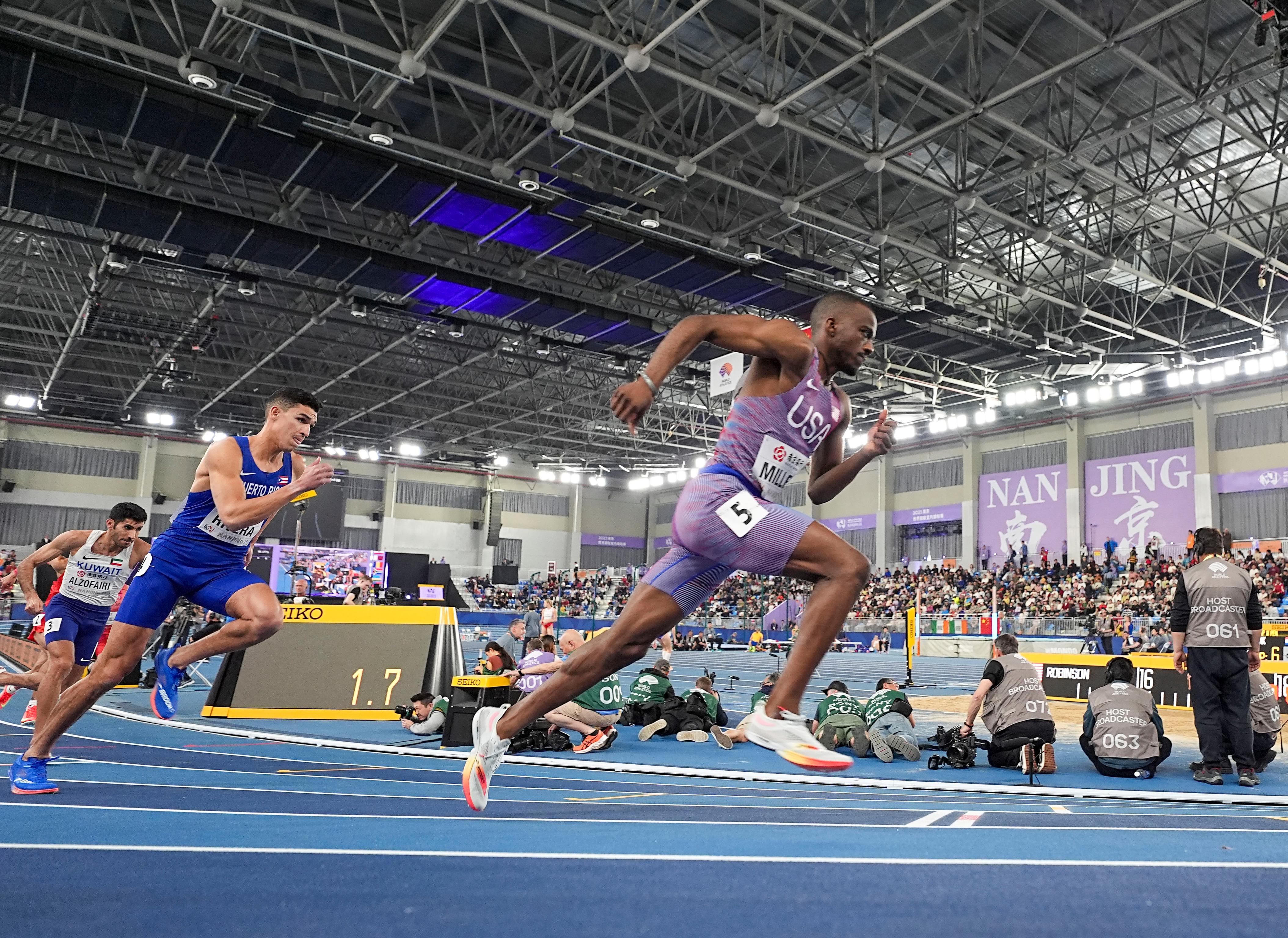 球员们在赛场上展现出技艺和韧性,振奋人心 球员们在赛场上展现出技艺和韧性,振奋人心