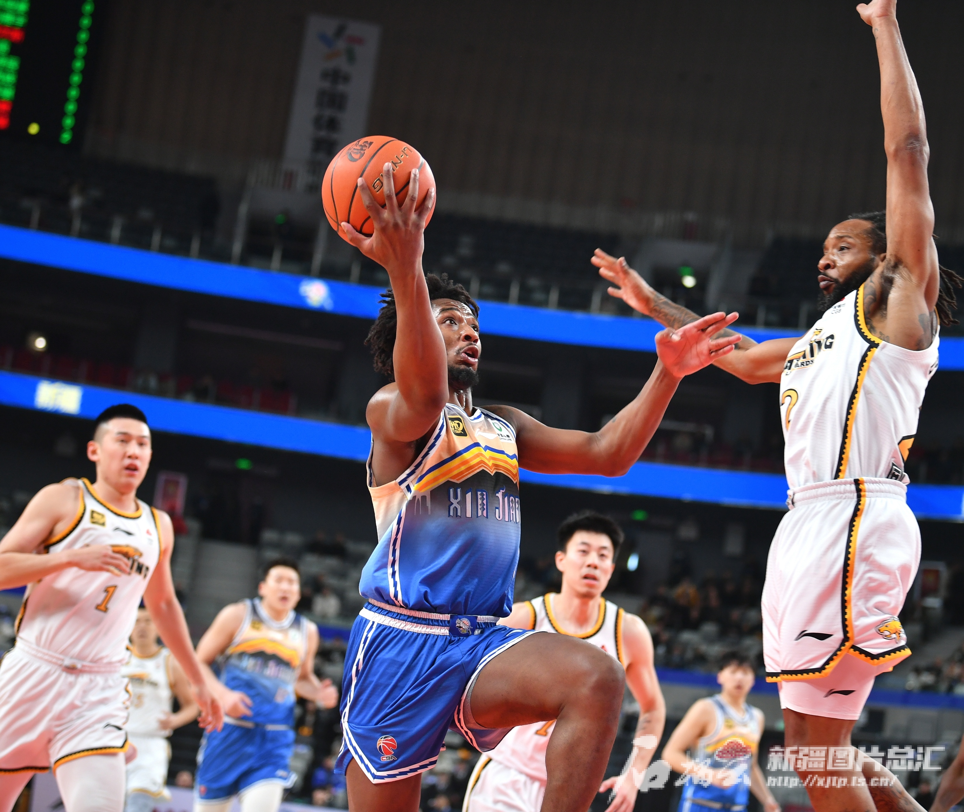 壮烈厮杀：新疆男篮逆袭黑龙江队夺得胜利，战绩斐然的简单介绍