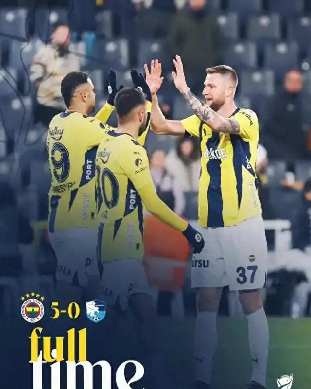 曼联卢克肩负重责，主场大胜对手保持不败，掌声雷动