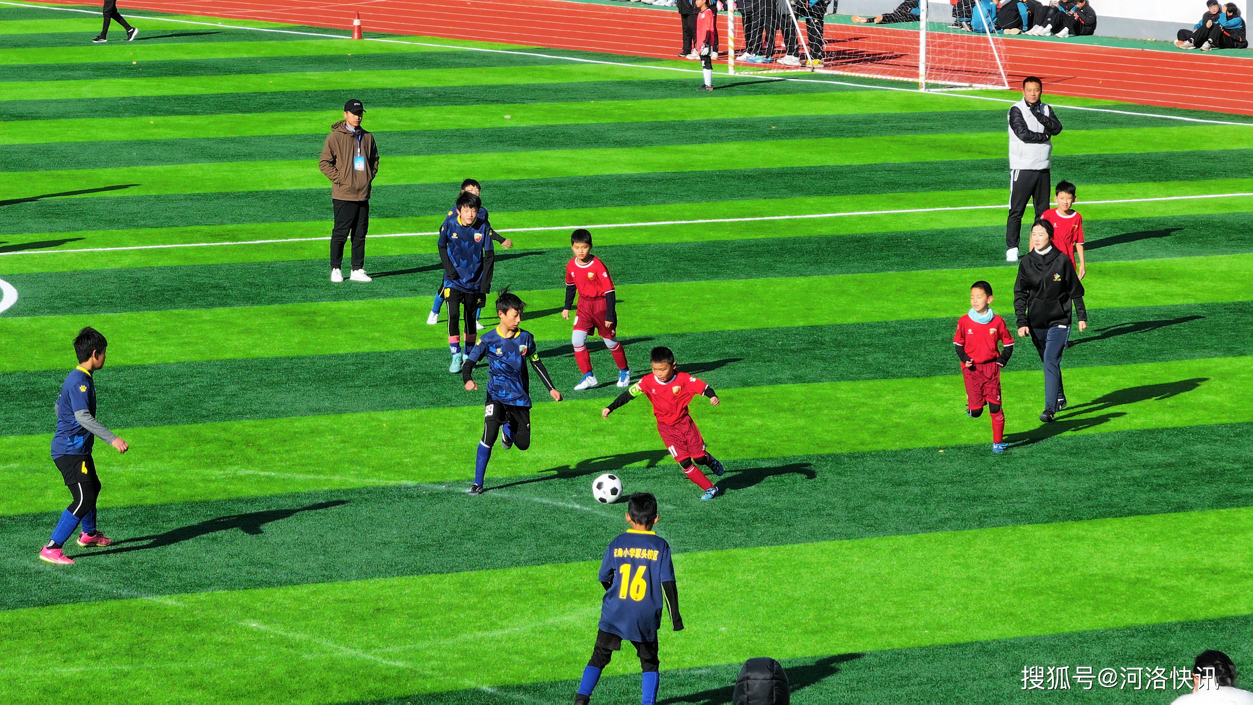 燃情比赛，女足选手们载歌载舞，稳步上升