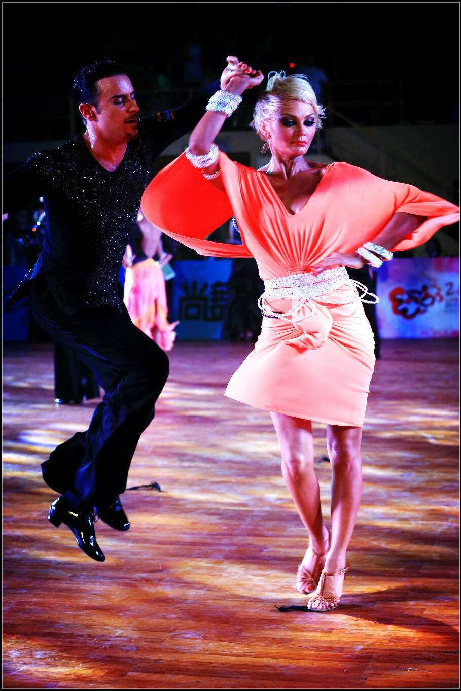 燃情比赛，女足选手们载歌载舞，稳步上升