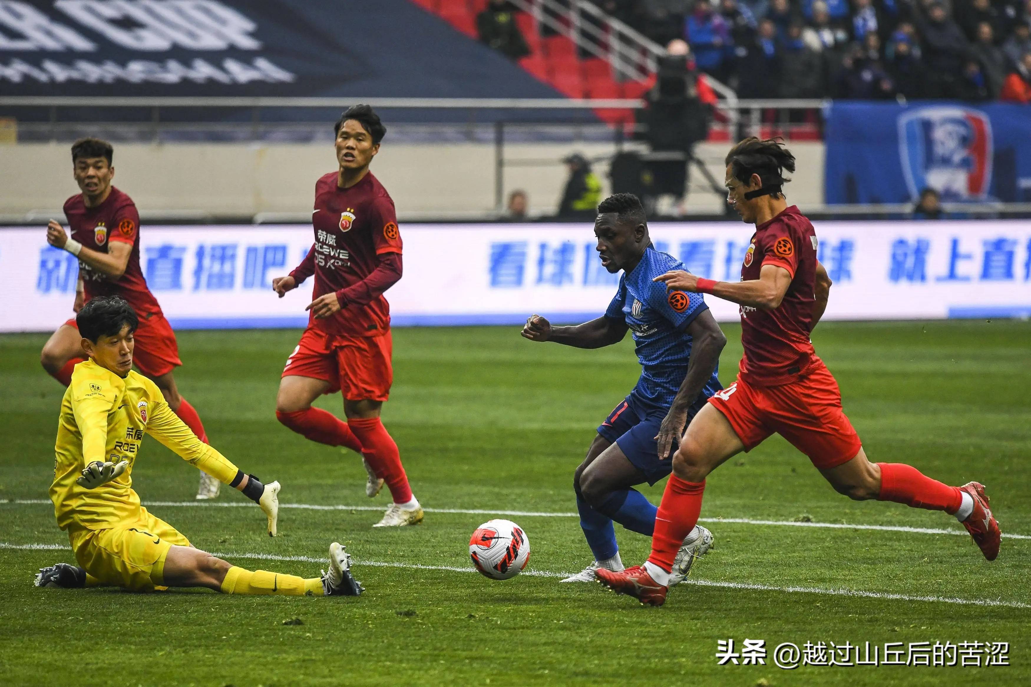 上海申花与广州富力队员尽全力比拼，势不可挡