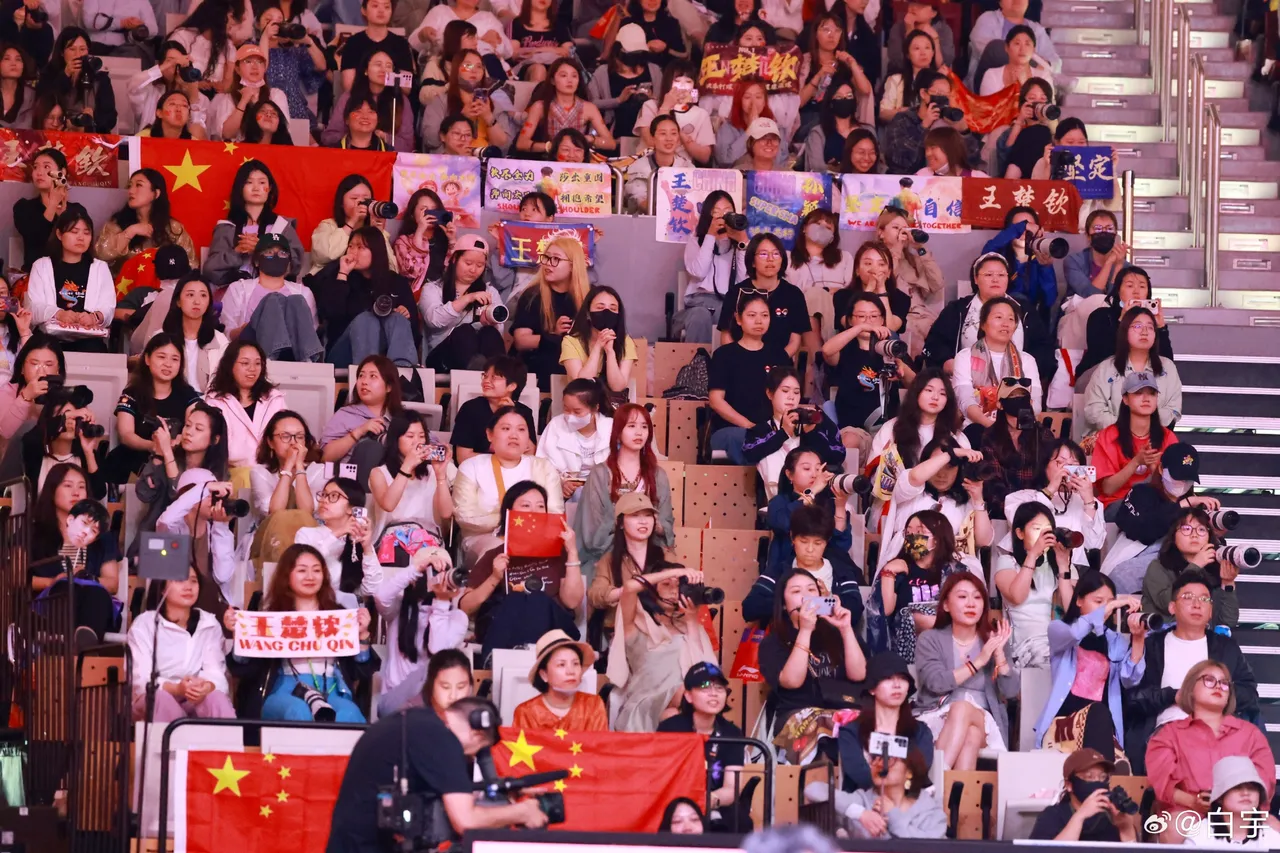 观众纷纷举牌加油助威喊出声音,气势如虹 观众纷纷举牌加油助威喊出声音,气势如虹
