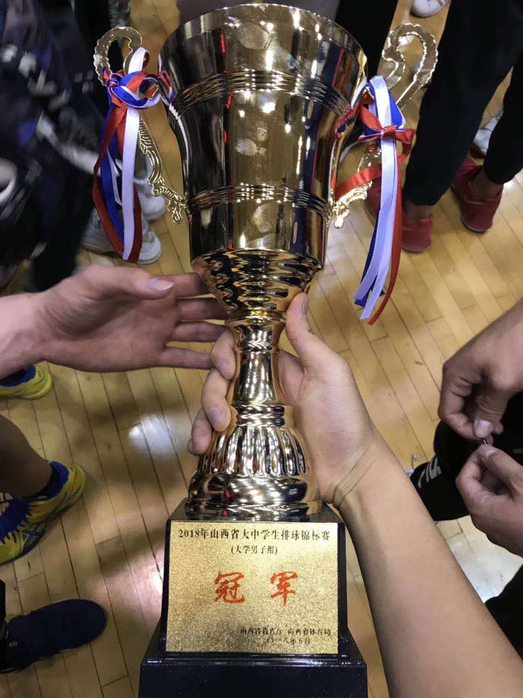 关于中国男队夺得排球比赛冠军,巩固领先地位,战绩斐然的信息 关于中国男队夺得排球比赛冠军,巩固领先地位,战绩斐然的信息