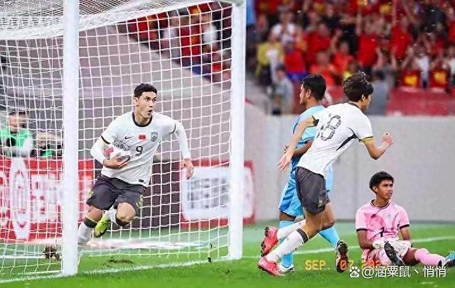 比赛中的突发状况和反转让球迷们大呼过瘾,士气大振 比赛中的突发状况和反转让球迷们大呼过瘾,士气大振