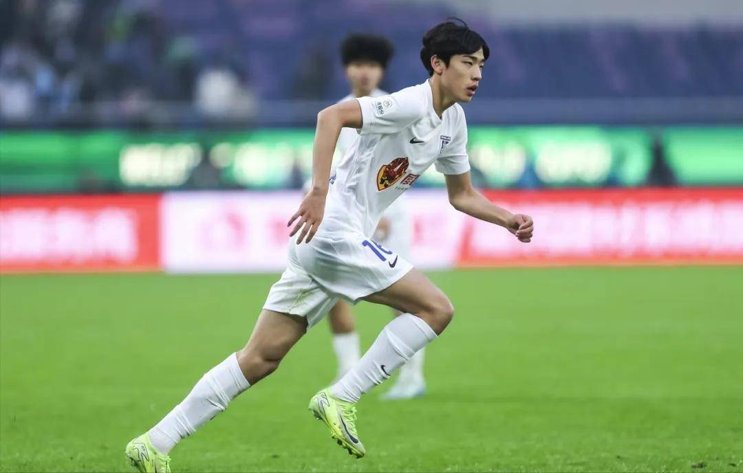 倾尽全力！球队拼尽全力奋勇进取，成功晋级下一轮，表现亮眼