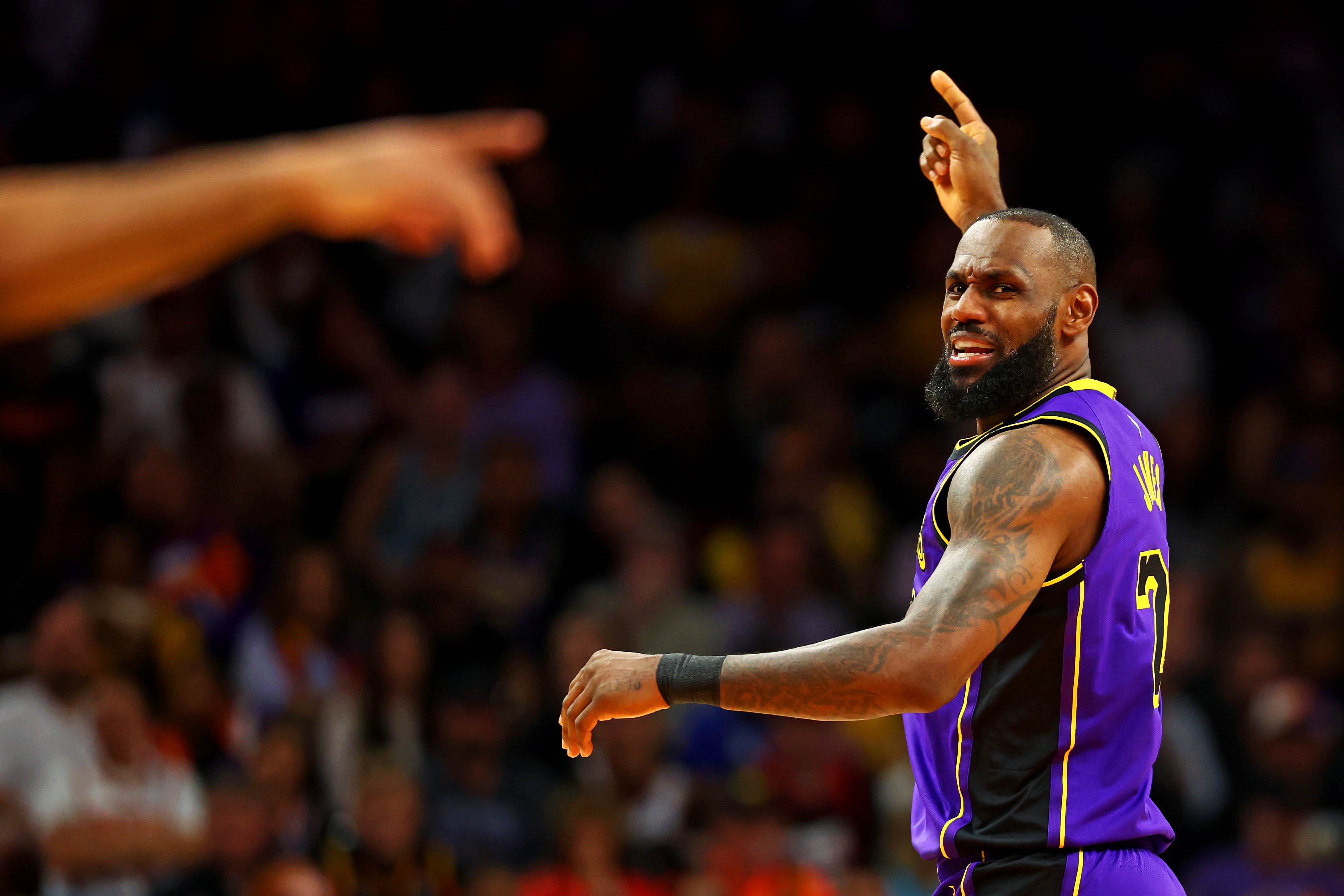 湖人大胜老鹰，达成赛季最长连胜，掌声雷动