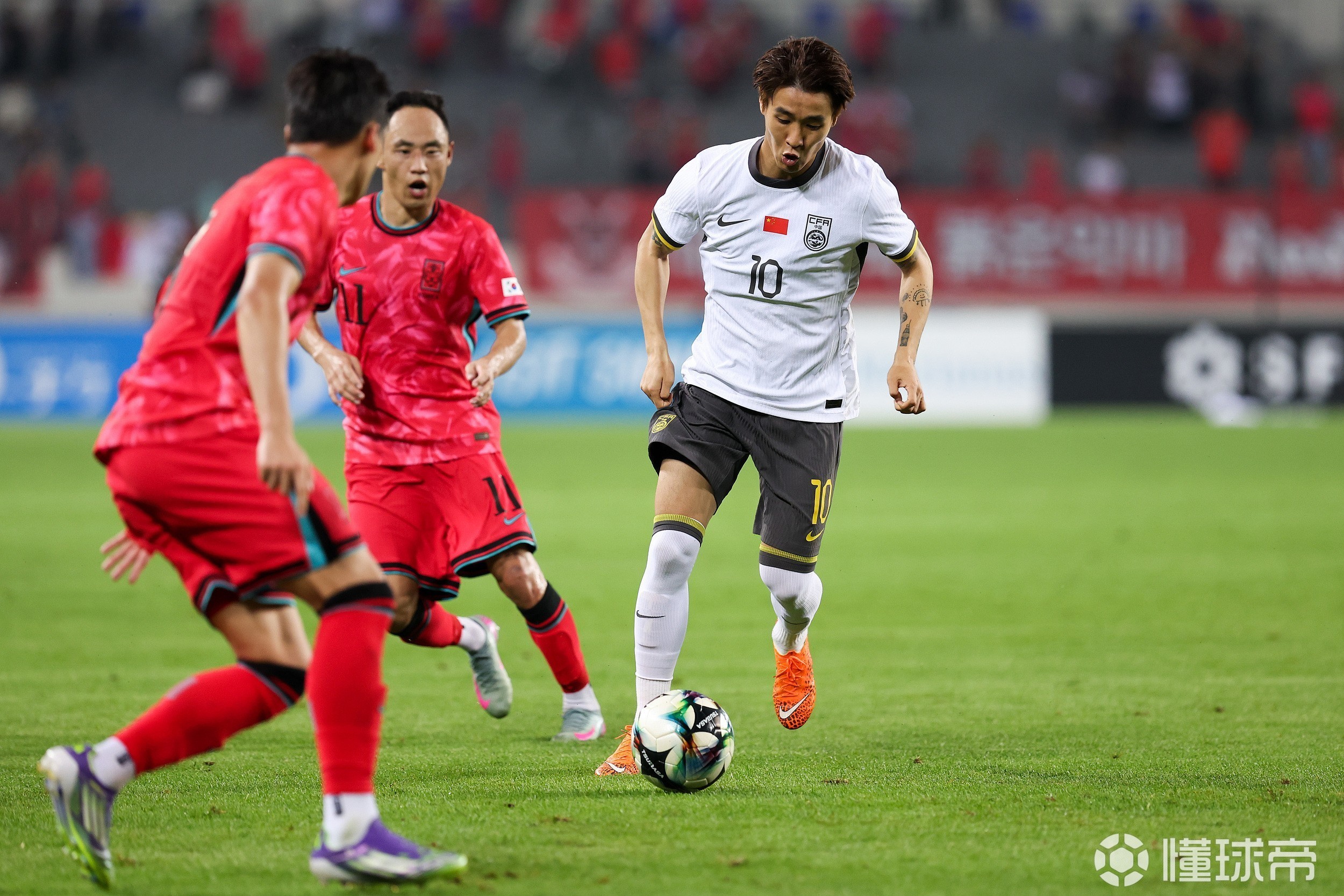 韩国队在比赛中奋力厮杀,获得胜利,气势如虹 韩国队在比赛中奋力厮杀,获得胜利,气势如虹