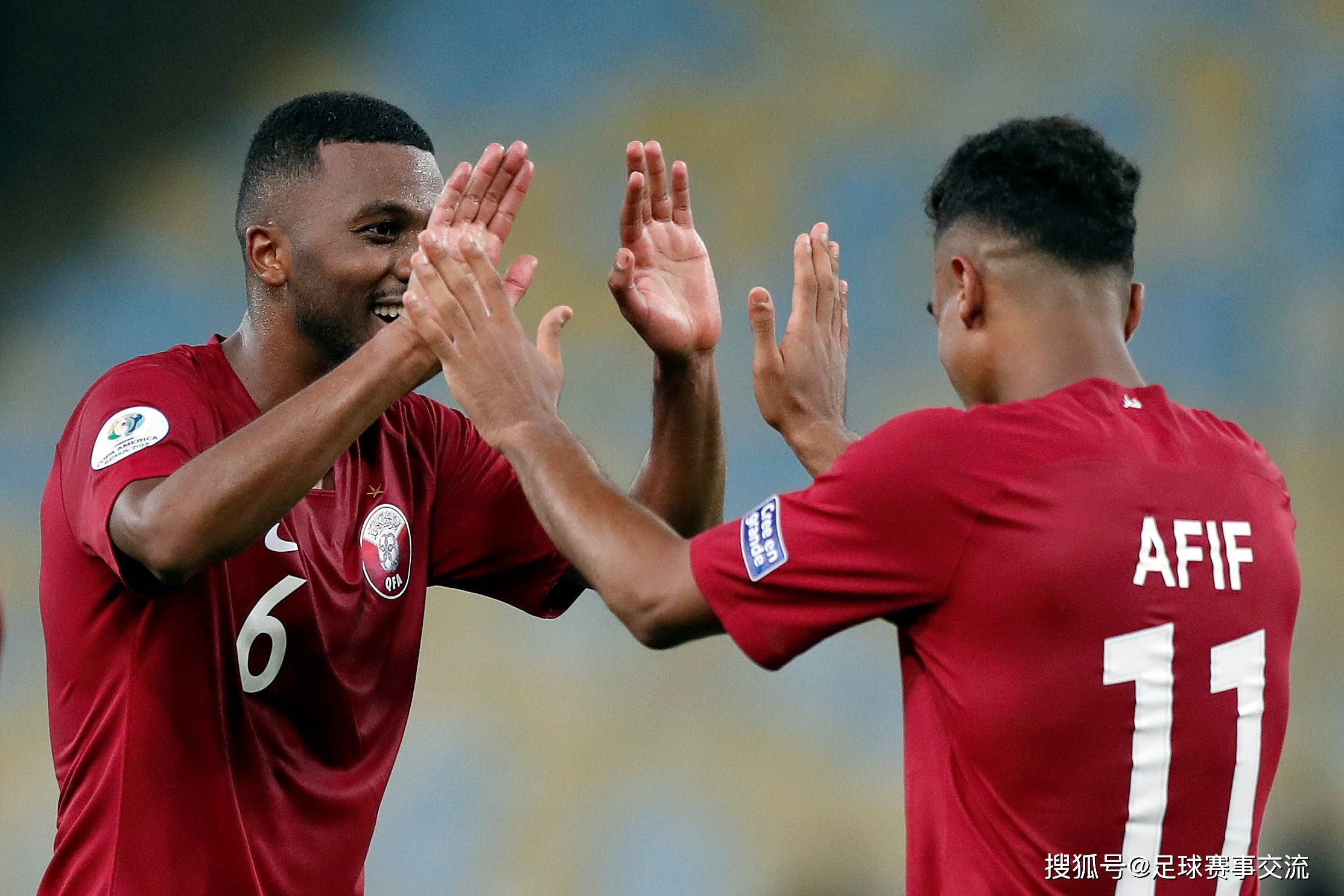 波兰足球备战训练重规矩，全力以赴备战，掌声雷动