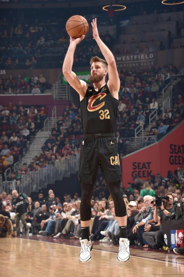 热火逆转骑士，韦德复出砍下分，表现亮眼