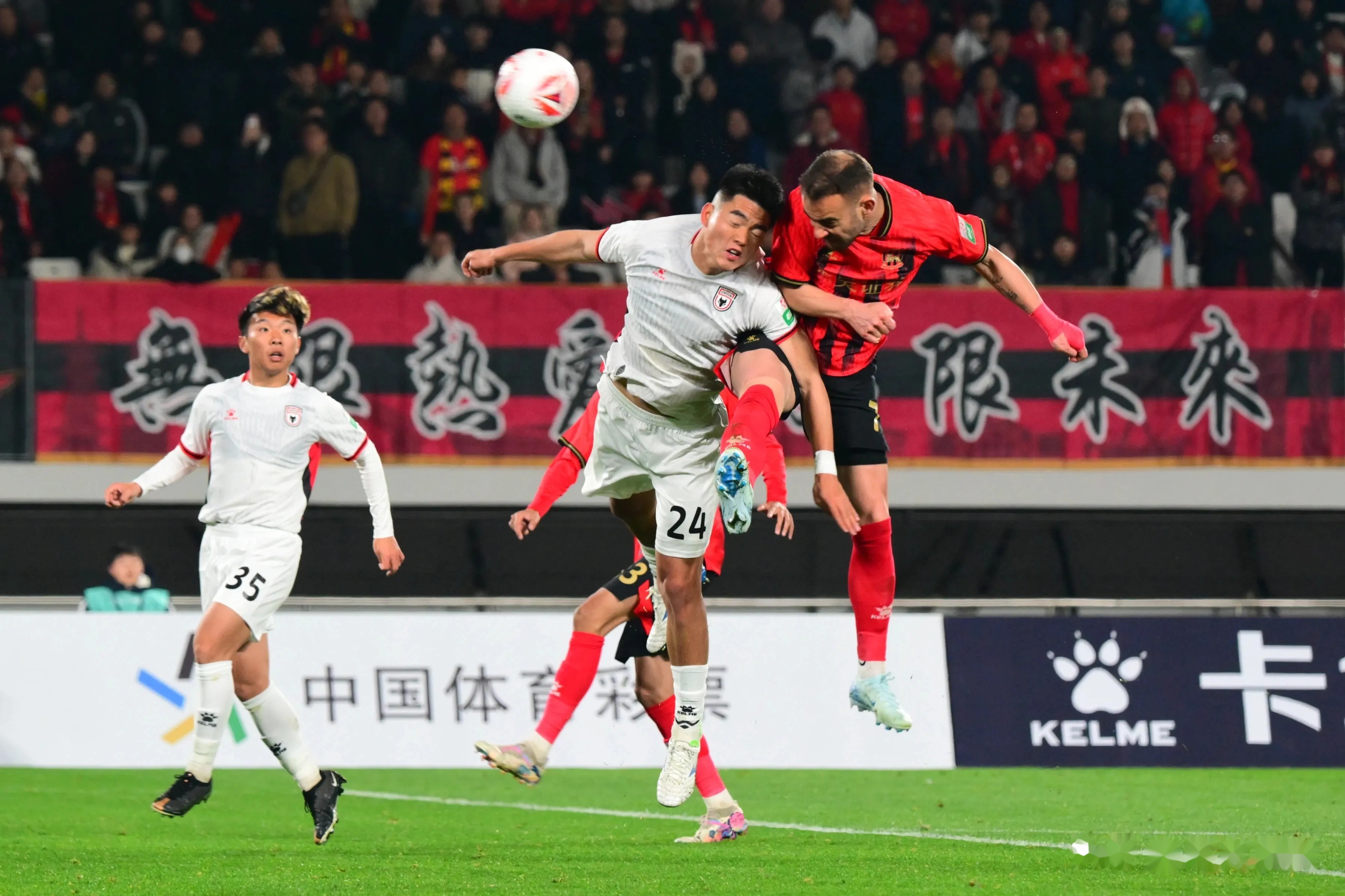 陕西男篮豪取客场胜利,排名节节攀升,引发热议 陕西男篮豪取客场胜利,排名节节攀升,引发热议