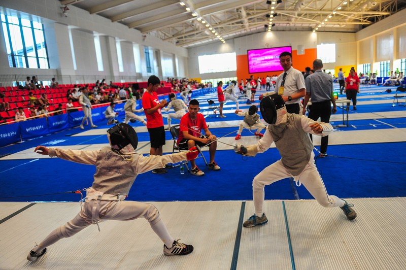 韩国击剑选手与对手激烈较量，收获胜利，稳步上升