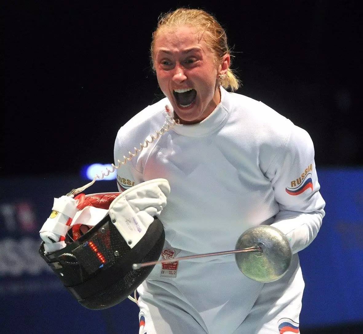 韩国击剑选手与对手激烈较量，收获胜利，稳步上升