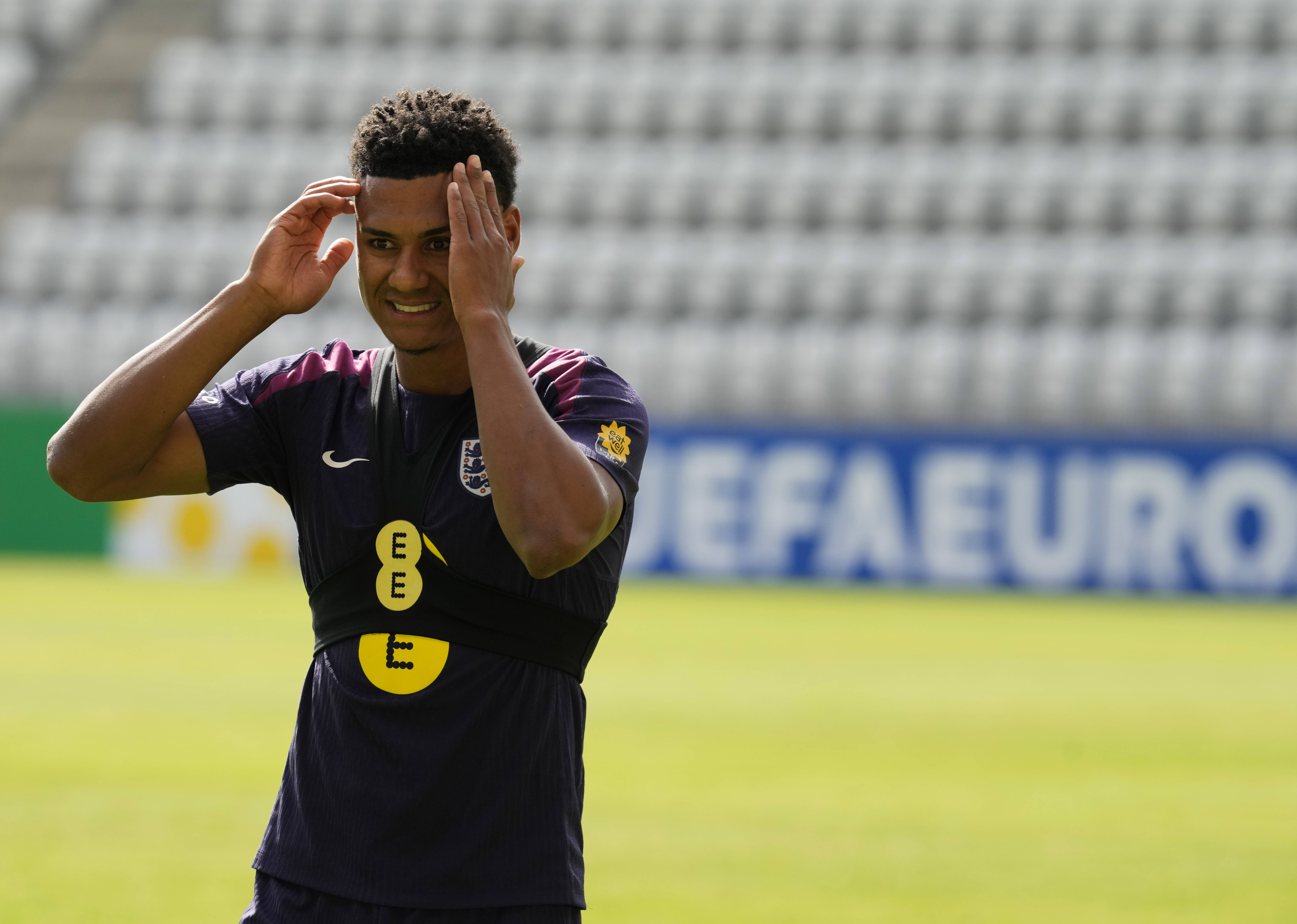 英格兰队在半决赛中面临挑战，全场震撼的简单介绍