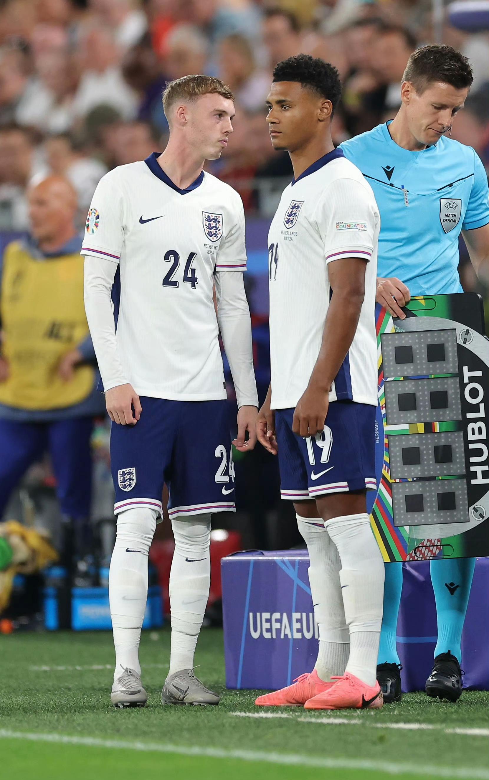 英格兰队在半决赛中面临挑战，全场震撼的简单介绍